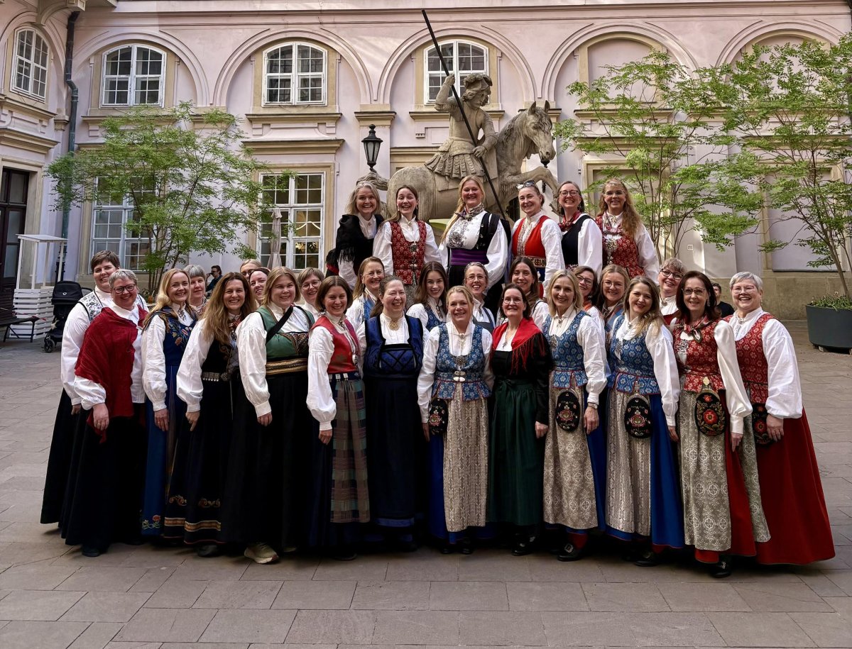 Hedda i Bratislava Koret Hedda kledd i bunad foran en statue i Bratislava